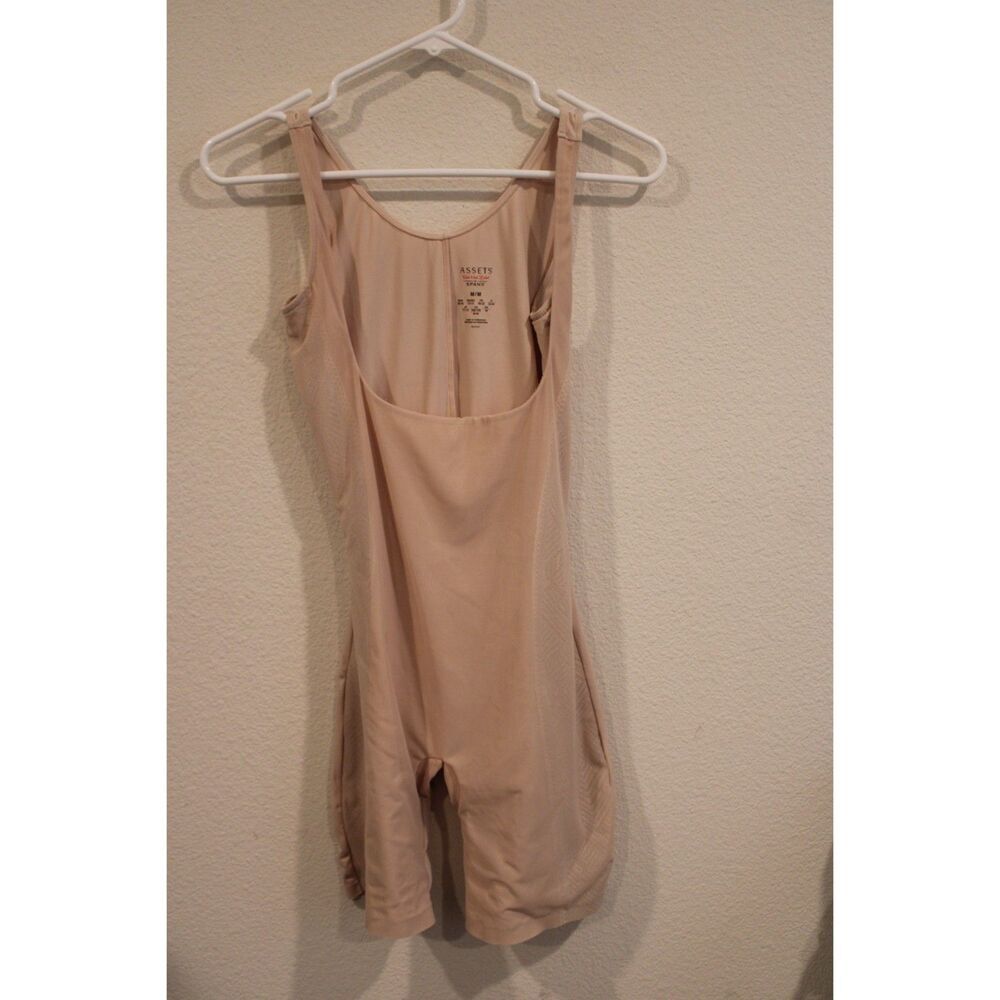 Assets by SPANX nude bone shapewear shorts size medium